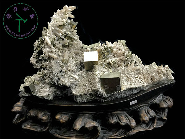 黃鐵礦+水晶（日本律雙晶），43x34x22cm-湖北大冶