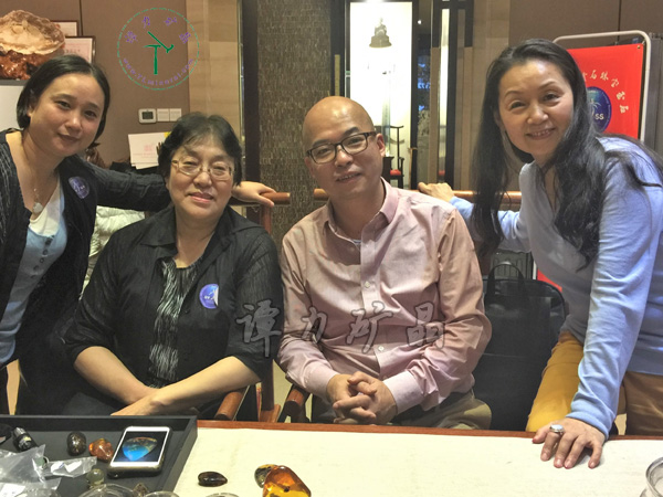 右起：中國(guó)古生物化石保護(hù)基金會(huì)創(chuàng)辦人單華春，譚力，琥珀收藏大家高閣（艾青之女）和她的助手。