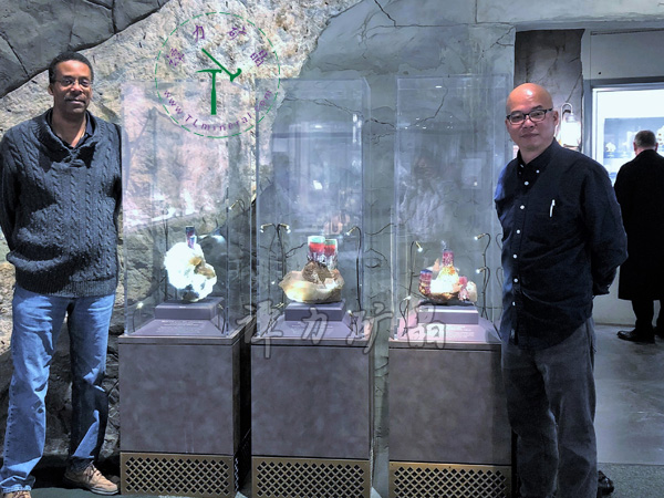 華盛頓國(guó)家自然史博物館Michael-A-Wise邁克爾·懷斯博士（左）向譚力介紹他尋獲的極品碧璽標(biāo)本。