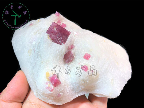 尖晶石+大理巖，越南14x12x7,主晶體：2.4x2.4cm